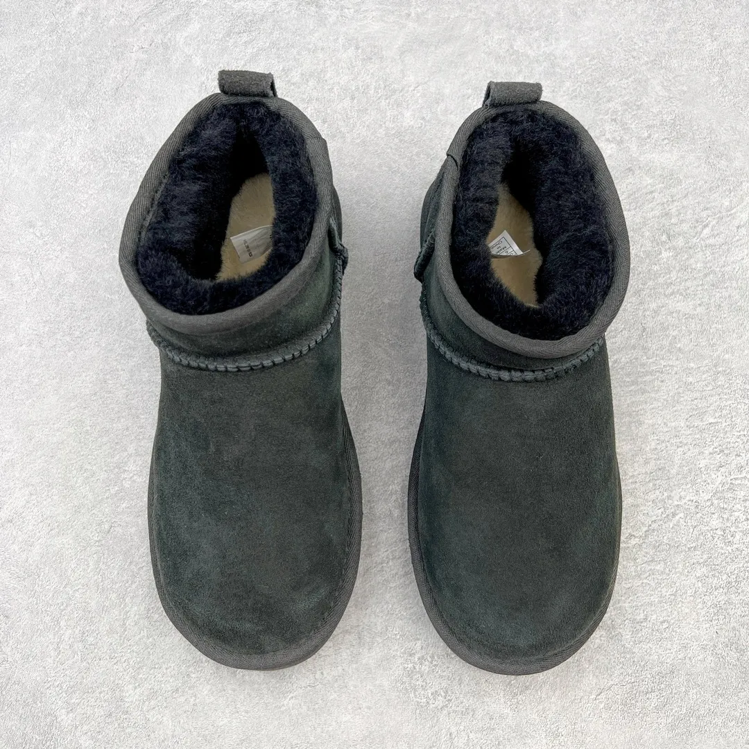 Pick up locally 💰520 UGG Zhou Dongyu's same style 6109 classic autumn and winter sheep fur integrated snow boots. All shoes are made from ZP. Longfeng A-grade Australian imported sheep fur integrated men's and women's boots. Brand OEM production line. Fully follow the ZP process. OEM original pattern maker. Adhering to the principle of no original shoes and no development selection. Pay attention to every detail. The most authentic version on the market TREADLITE "Light Wing" technology outsole Lightweight/durable/flexible/pile type [solemn after-sales commitment] If there are major quality problems such as degumming/broken bottom within one month, we will directly replace it with a new one for you! Size: 35 36 37 38 39 40 41 42 43 44 45 Coding: by2936050